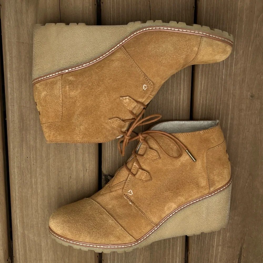TOMS Desert Wheat Shearling Lined Suede Wedge Ankle Bootie‎ Size: 12
